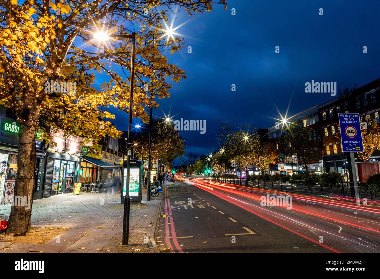 Holloway Road bei Nacht London UK Stockfoto