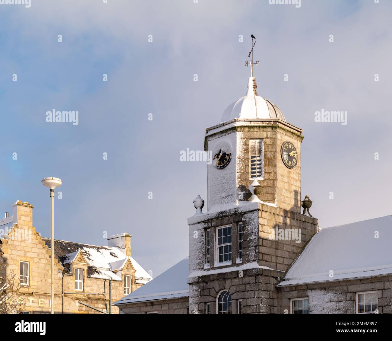 Grantown on Spey, Highlands and Islands, Großbritannien. 18. Januar 2023. Dies zeigt die Menge an Schnee, die der Wind gegen den Uhrturm in Grantown auf Spey getrieben hat. Kredit: JASPERIMAGE/Alamy Live News Stockfoto