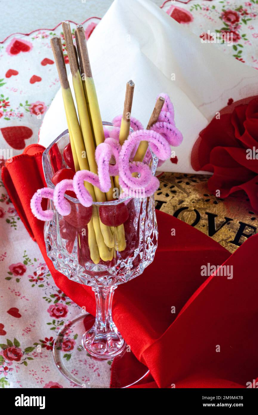 Die Valentinstagsfeier hat Herz und Herzen, Süßigkeiten, Süßigkeiten, Liebe und rot, Weiß oder Rosa. Dies ist eine Nahaufnahme mit Stoffen und Amuletten. Stockfoto