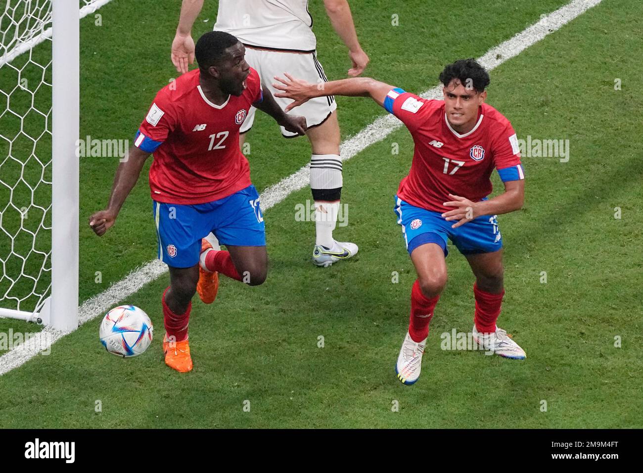 Costa Rica's Yeltsin Tejeda, right, celebrates with Joel Campbell after scoring his side's first goal during the World Cup group E soccer match between Costa Rica and Germany at the Al Bayt Stadium in Al Khor, Qatar, Thursday, Dec. 1, 2022. (AP Photo/Ariel Schalit) Stockfoto