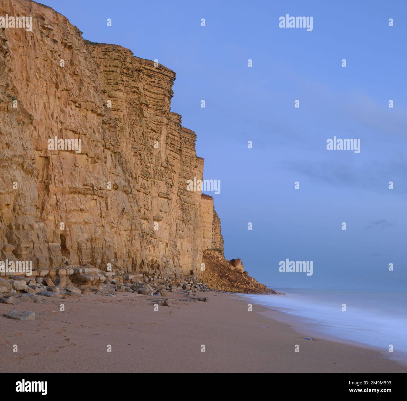 West Bay, Bridport, Dorset, Großbritannien. 18. Januar 2023. UK Weather: Der Strand am Badeort West Bay wurde heute nach einem großen Erdrutsch geschlossen. Am Strand war ein großer Felsstapel zu sehen, der eine Narbe in der Felswand hinterließ, die durch die TV-Drama-Serie Broadchurch berühmt wurde. Die honigfarbenen Felsen entlang dieses Teils der Jurassic Coast sind vor Ort als gefährlich und anfällig für Küstenerosion bekannt. Kredit: Celia McMahon/Alamy Live News Stockfoto