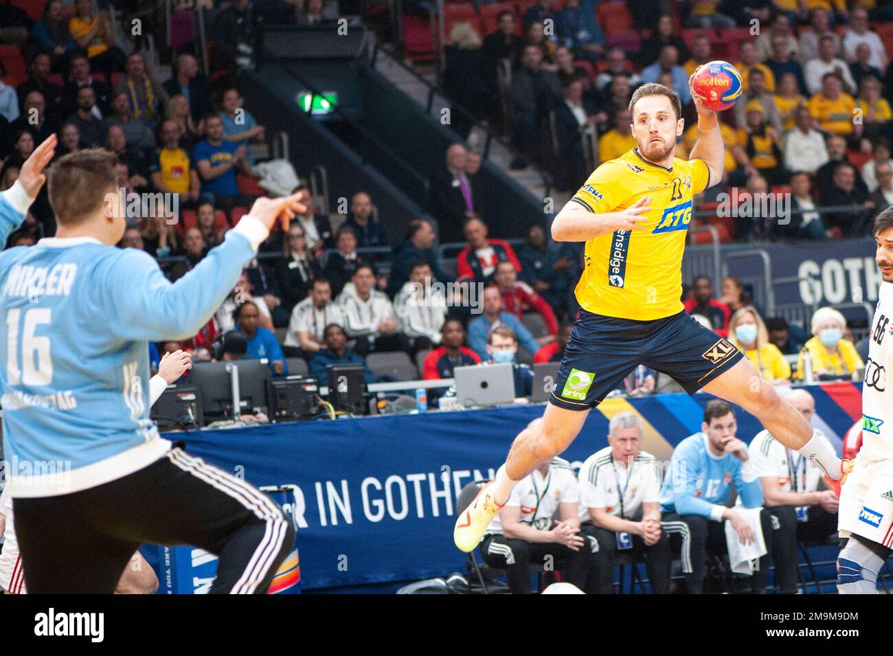 Göteborg, Schweden. 18. Januar 2023 Albin Lagergren von Schweden erzielte beim IHF-Weltmeisterschaftsspiel 2023 zwischen Schweden und Ungarn am 18. Januar 2023 in Göteborg ein Tor. Kredit: Oskar Olteus / Alamy Live News Stockfoto