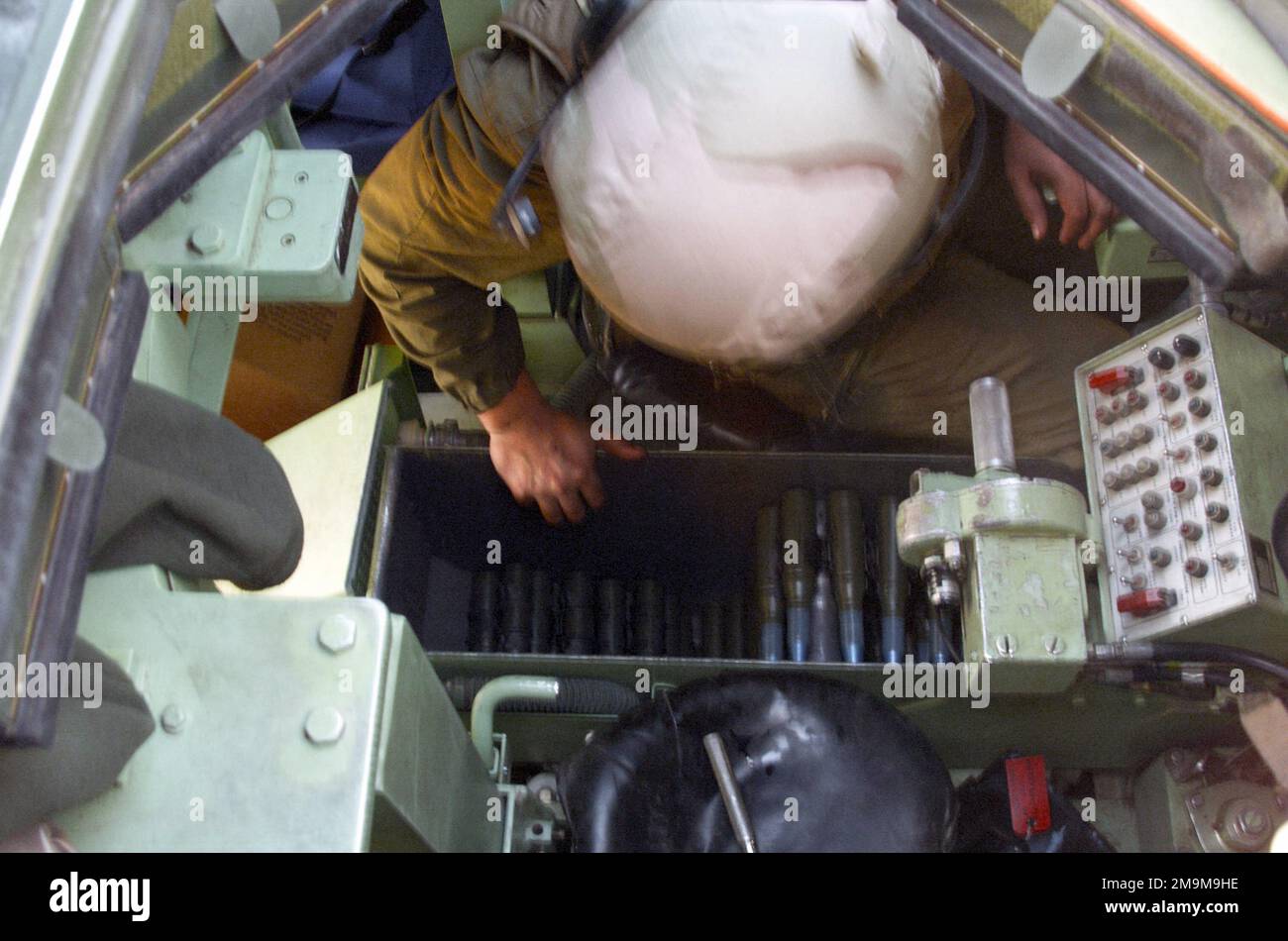 US Marine Corps (USMC) Lance Corporal (LCPL) Cloutier, Headquarters Platoon, Charlie Company, 4. Light Armored Reconnaissance (LAR) Bataillon, 4. Marine Division, lädt 25mm Patronen in sein Light Pmored Vehicle (LAV-25) auf einem Schießstand in Camp Pendleton, Kalifornien. (Unterdurchschnittliches Bild). Basis: Marine Corps Basislager Pendleton Bundesstaat: Kalifornien (CA) Land: Vereinigte Staaten von Amerika (USA) Stockfoto