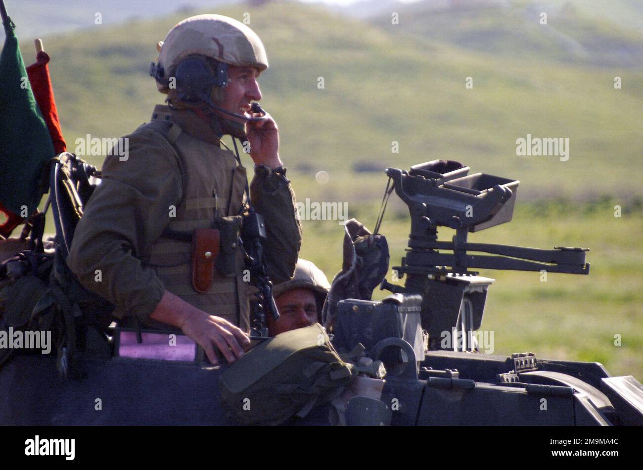 US Marine Corps (USMC) Platoon Sergeant, Sergeant (SGT) Jeffs vom 2. Zug, Charlie Company, 4. Light Armored Reconnaissance (LAR) Bataillon, 4. Marine Division führt seinen Schützen auf das Ziel, während sie ihr M242 25mm Bushmaster Kettengewehr aus ihrem Light Pmored Vehicle (LAV-25) unten Range 407 auf Camp Pendleton, Kalifornien abfeuern. Basis: Marine Corps Basislager Pendleton Bundesstaat: Kalifornien (CA) Land: Vereinigte Staaten von Amerika (USA) Stockfoto