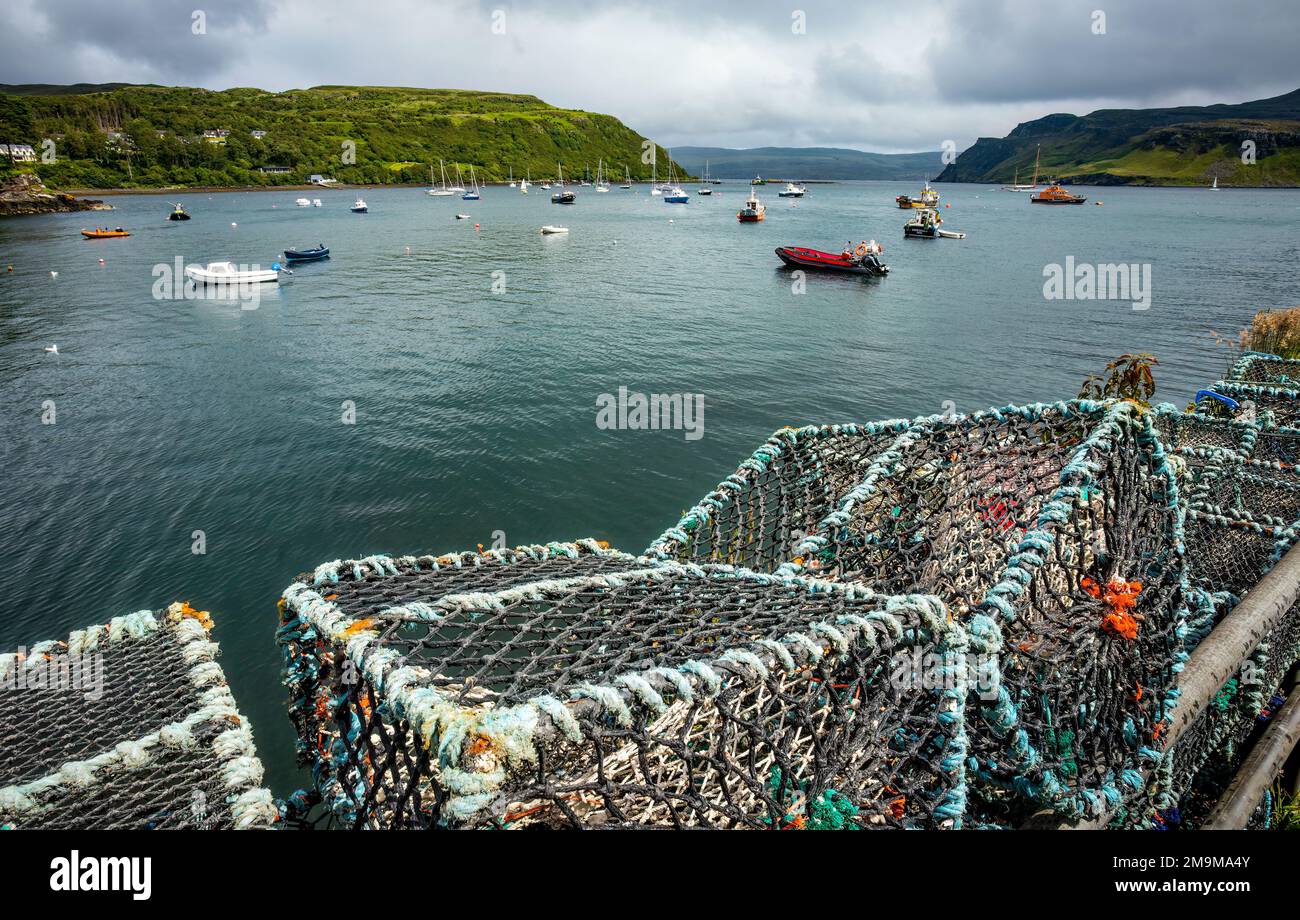 Fischerboote und Krabbenfallen, Portree, Isle of Skye, Schottland, Vereinigtes Königreich Stockfoto