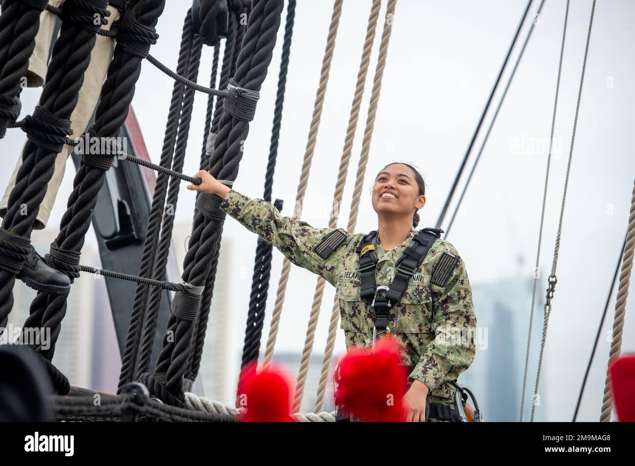 BOSTON (20. Mai 2022) USA Navy Sailor klettert auf die Ummantelung, während er an Bord der USS Constitution ist. Die USS Constitution ist das älteste über Wasser in Auftrag gegebene Kriegsschiff der Welt und spielte eine entscheidende Rolle in den Berberkriegen und dem Krieg von 1812, indem sie von 1797 bis 1855 aktiv Seemeilen verteidigte. Während des normalen Betriebs bieten die an Bord der USS Constitution stationierten aktiven Seeleute kostenlose Touren an und bieten jährlich mehr als 600.000 Menschen Besuchsmöglichkeiten an, da sie die Mission des Schiffes unterstützen, die Geschichte und das maritime Erbe der Marine zu fördern und das Bewusstsein für die Bedeutung einer nachhaltigen nava zu schärfen Stockfoto