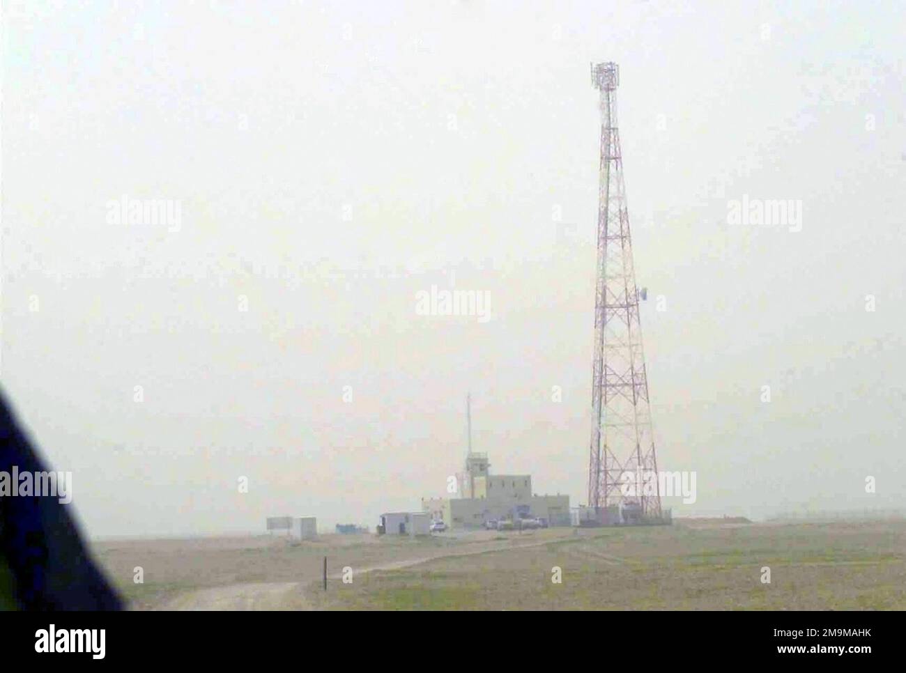 Ein kuwait-irakischer Polizeigrenzposten aus Sicht eines leichten gepanzerten Fahrzeugs (LAV-25) des US Marine Corps (USMC), des 1. Aufklärungsbataillons der leichten gepanzerten Aufklärung (LARB), DER 1. Marine Division, während der Operation DAUERHAFTE FREIHEIT in Kuwait auf Patrouille. (Unterdurchschnittliches Bild). Betreff Betrieb/Serie: LAND DER DAUERHAFTEN FREIHEIT: Kuwait (KWT) Stockfoto