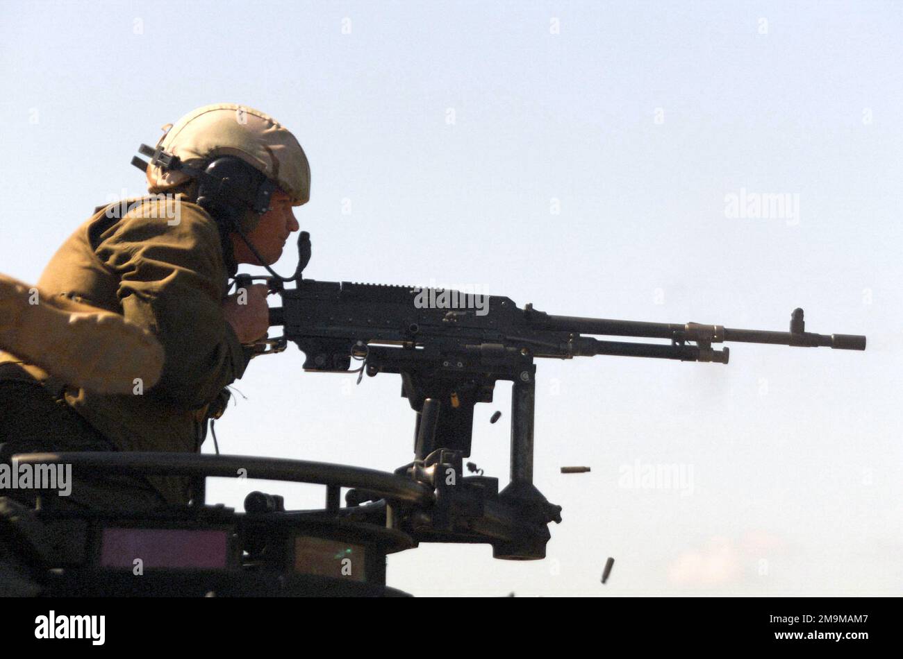 US Marine Corps (USMC) Corporal (CPL) Geddie vom Hauptquartier Platoon, Charlie Company, 4. Aufklärungsbataillon Light Pmored (LAR), 4. Marine Division feuert einen auf dem Revolverring montierten Maschinengewehr FNMI 7,62mm M240 aus seinem leichten gepanzerten Fahrzeug (LAV-25) auf Reichweite 407 im Camp Pendleton, Kalifornien ab. Basis: Marine Corps Basislager Pendleton Bundesstaat: Kalifornien (CA) Land: Vereinigte Staaten von Amerika (USA) Stockfoto
