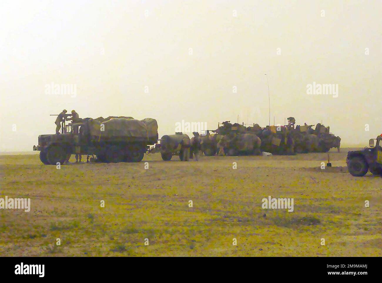 MARINES des US Marine Corps (USMC), die dem 1. Leichten gepanzerten Aufklärungsbataillon (LARB), DER 1. Marine Division, zugeteilt sind, Entladeausrüstung von Mehrzweckfahrzeugen mit hoher Mobilität (HMMWV), MK-23 Frachtfahrzeugen mit mittlerer taktischer Fahrzeugreparatur (MTRV), Und leichte gepanzerte Fahrzeuge (LAV-25) als Vorbereitung auf den Aufbau des taktischen Versammlungsbereichs für Kampfzüge in Kuwait während der Operation DAUERHAFTE FREIHEIT. (Unterdurchschnittliches Bild). Betreff Betrieb/Serie: LAND DER DAUERHAFTEN FREIHEIT: Kuwait (KWT) Stockfoto