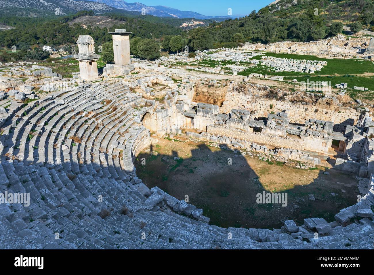 Atemberaubender Blick auf das Theater der antiken Stadt Xanthos - Teil der Lykischen Art. Grabdenkmal von König Kybernis (Harfengrab), Säulengrab im Hintergrund. Stockfoto