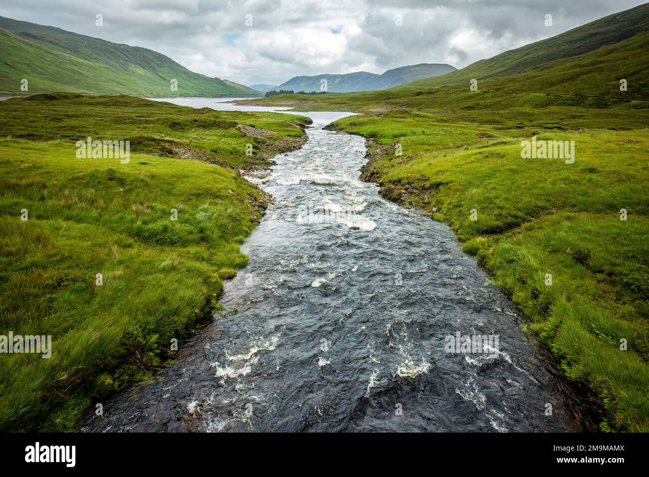 Hills and River Cluanie, Schottland, Großbritannien Stockfoto