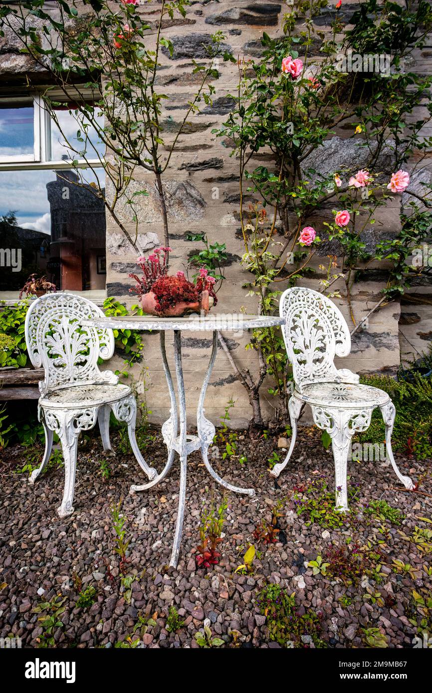 Stühle und Tisch im Garten, Pitlochry, Schottland, Großbritannien Stockfoto