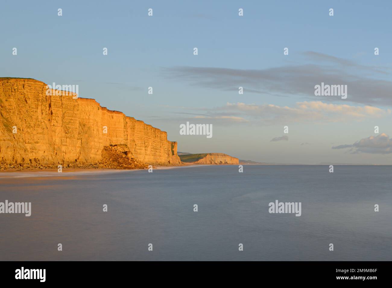 West Bay, Bridport, Dorset, Großbritannien. 18. Januar 2023. UK Weather: Der Strand am Badeort West Bay wurde heute nach einem großen Erdrutsch geschlossen. Am Strand war ein großer Felsstapel zu sehen, der eine Narbe in der Felswand hinterließ, die durch die TV-Drama-Serie Broadchurch berühmt wurde. Die honigfarbenen Felsen entlang dieses Teils der Jurassic Coast sind vor Ort als gefährlich und anfällig für Küstenerosion bekannt. Kredit: Celia McMahon/Alamy Live News Stockfoto