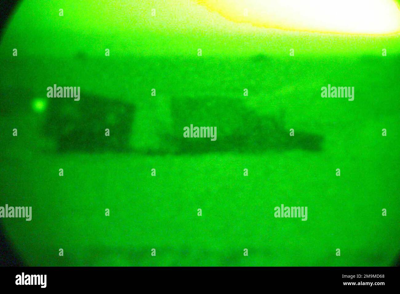 Ein Fahrzeug des US Marine Corps (USMC) des 1. Panzerbataillons, Charlie Company, wartet im Verbreitungsgebiet (da) in der Nähe der irakischen Grenze, um die Freiheit der Operation IRAQI zu unterstützen. (Unterdurchschnittliches Bild). Gegenstand Operation/Serie: LAND DER IRAKISCHEN FREIHEIT: Kuwait (KWT) Stockfoto