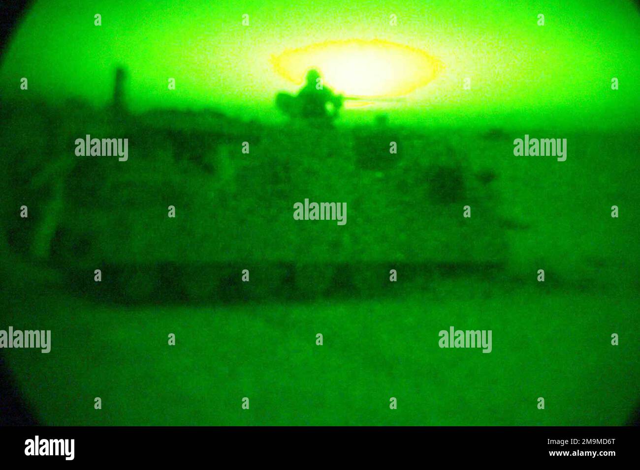 In Angriffsposition (AP) wartet ein bewaffneter Personaltransporter des US Marine Corps (USMC) des 1. Panzerbattalons, Charlie Company, im Verbreitungsgebiet (da) in der Nähe der irakischen Grenze, um die Freiheit der Operation IRAQI zu unterstützen. (Unterdurchschnittliches Bild). Gegenstand Operation/Serie: LAND DER IRAKISCHEN FREIHEIT: Kuwait (KWT) Stockfoto