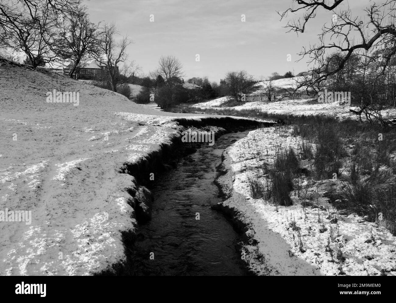 Blick auf den Fluss, der sich durch das Bauernfeld schlängelt, Downham, Clitheroe, Lancashire, Vereinigtes Königreich, Europa Stockfoto