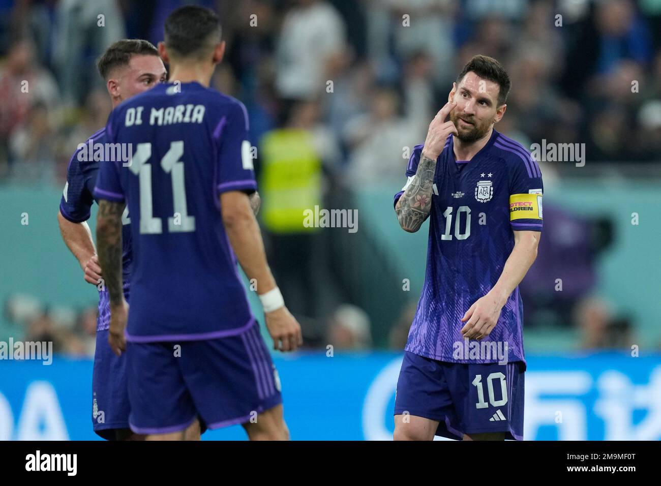 Argentina's Lionel Messi gestures after a penalty for his team during the World Cup group C soccer match between Poland and Argentina at the Stadium 974 in Doha, Qatar, Wednesday, Nov. 30, 2022. (AP Photo/Jorge Saenz) Stockfoto