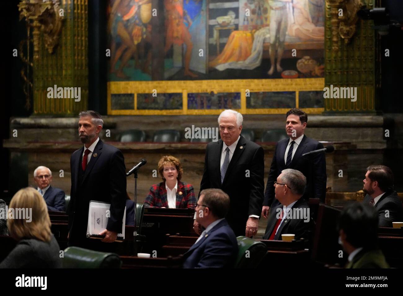 Pennsylvania state House of Representatives' impeachment managers Reps. Craig Williams, left, Tim Bonner, and Jared Solomon carry articles of impeachment against Philadelphia's Democratic district attorney, Larry Krasner, in the Senate chamber at the Pennsylvania Capitol in Harrisburg, Pa., Wednesday, Nov. 30, 2022. House Republicans earlier this month approved seven articles of impeachment, which will be heard in a Senate trial. (AP Photo/Matt Rourke) Stockfoto