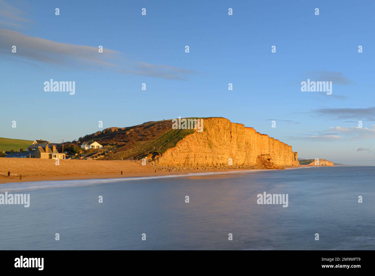 West Bay, Bridport, Dorset, Großbritannien. 18. Januar 2023. UK Weather: Der Strand am Badeort West Bay wurde heute nach einem großen Erdrutsch geschlossen. Am Strand war ein großer Felsstapel zu sehen, der eine Narbe in der Felswand hinterließ, die durch die TV-Drama-Serie Broadchurch berühmt wurde. Die honigfarbenen Felsen entlang dieses Teils der Jurassic Coast sind vor Ort als gefährlich und anfällig für Küstenerosion bekannt. Kredit: Celia McMahon/Alamy Live News Stockfoto