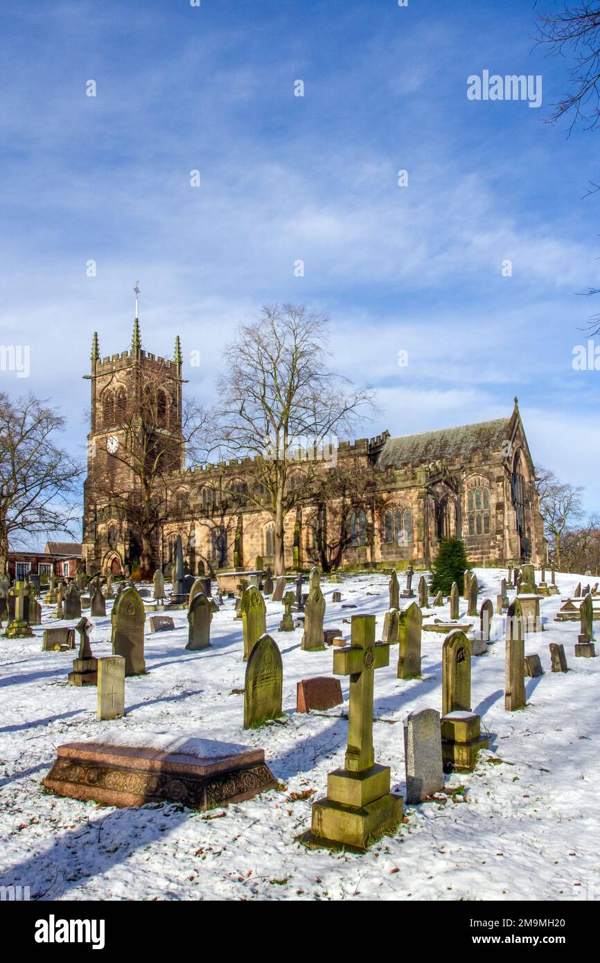 Der schneebedeckte Kirchhof und Grabsteine in der Pfarrei St. Mary kirche Sandbach Cheshire England im Winter Stockfoto