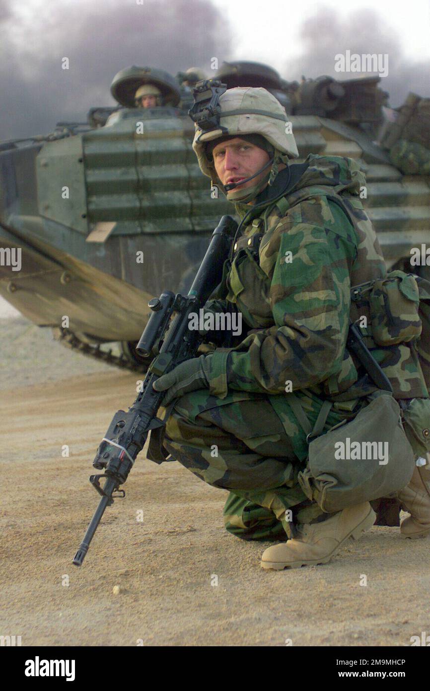 Bewaffnet mit einem Colt 5,56mm M16A2-Gewehr befehligt Jeff Seabaugh, Sergeant (SGT) des US Marine Corps (USMC), andere Marines mit Echo 'E' Company, Bataillonenlandungsteam (BLT) 2/1, 15. Marine Expeditionary Unit (MEU) (Sondereinsätze fähig) zur Unterstützung DER FREIHEIT der Operation IRAQI. Operation/Serie: IRAKISCHE FREIHEITSBASIS: AZ Zubayr Land: Irak (IRQ) Stockfoto