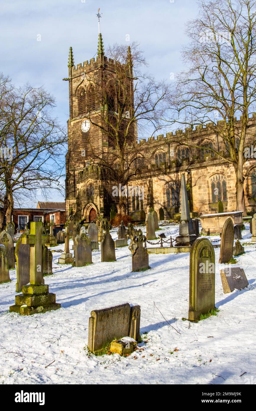 Der schneebedeckte Kirchhof und Grabsteine in der Pfarrei St. Mary kirche Sandbach Cheshire England im Winter Stockfoto
