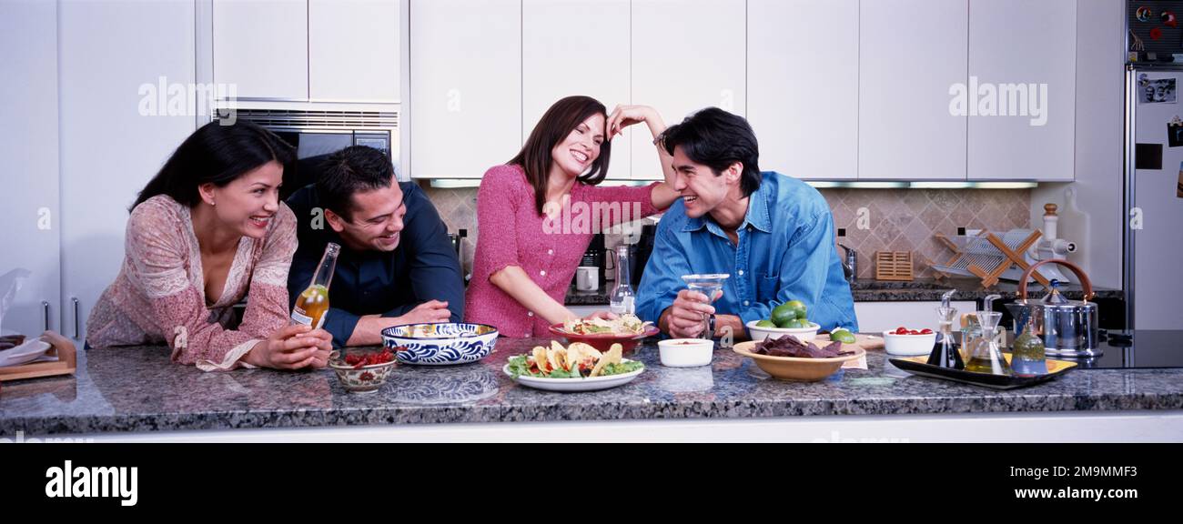 Zwei junge Paare in der Küche, Chicago, Illinois, USA Stockfoto