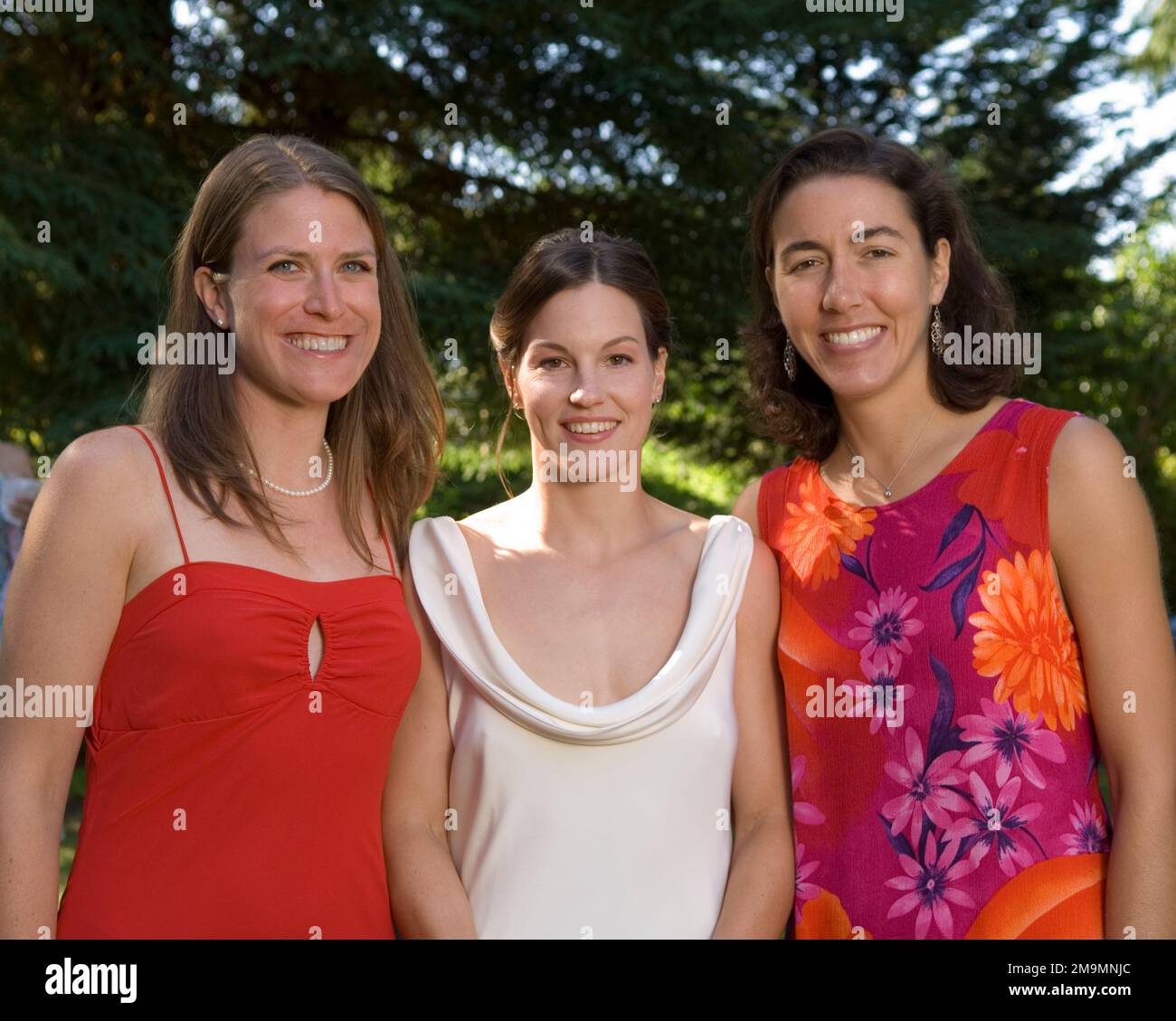 Porträt einer Braut mit zwei jungen Frauen, die zusammen lächeln: Bainbridge Island, Washington State, USA Stockfoto