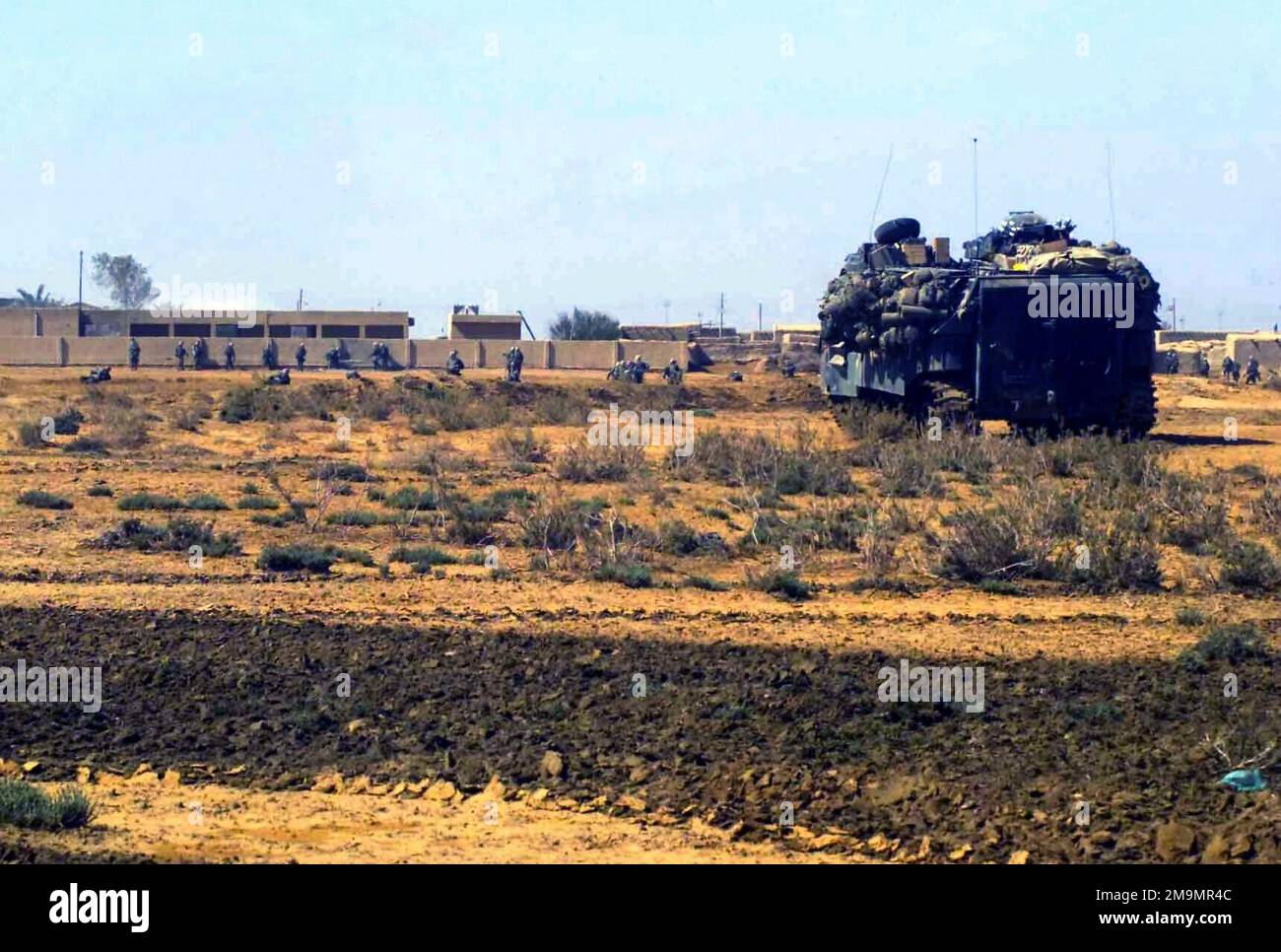 Unter Einsatz eines Angriffs-Amphibienfahrzeugpersonals (AAVP7A1) griffen Mitarbeiter des US Marine Corps (USMC) des 1. Bataillons, 4. Marineregiment, Regimental Combat Team 1 (RCT1) am Schnittpunkt von Route 7 und Route 17 am 27. März 2003 im südlichen Irak an, um die Freiheit der Operation IRAQI zu unterstützen. Betreff Operation/Serie: IRAQI FREEDOM Country: Iraq (IRQ) Stockfoto