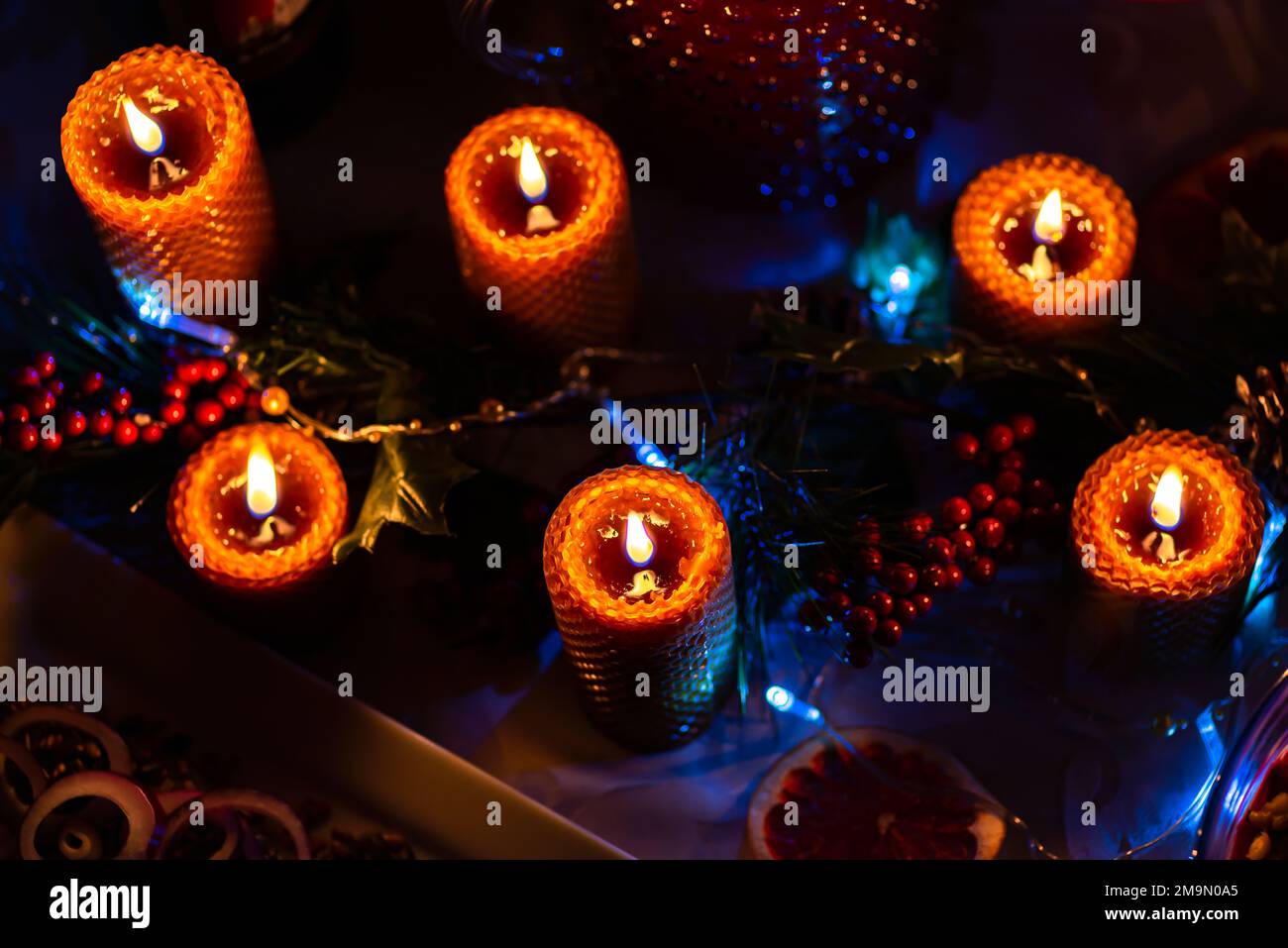 Brennende Wachskerzen auf dem festlichen Weihnachtstisch Stockfoto