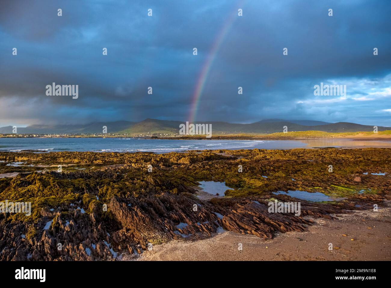 Atlantik, Berge, Strände, wolkiger Himmel, Regenbogen, Dingle Peninsula auf Irlands Wild Atlantic Way, südwestliche Atlantikküste Stockfoto