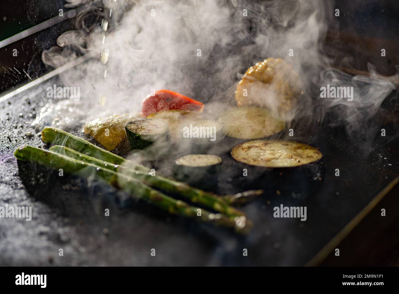 Spargel, Zucchini, Paprika und Mais auf einem heißen Grill gekocht Stockfoto