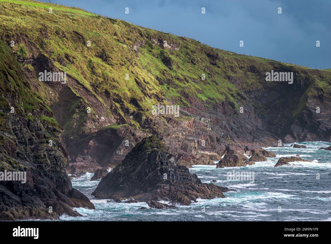 Die Wellen stürzen in die Klippen, dies ist die Dingle-Halbinsel auf Irlands Wild Atlantic Way, südwestliche Atlantikküste. Stockfoto