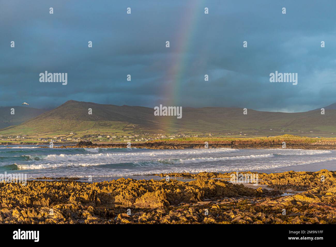 Atlantik, Berge, Strände, wolkiger Himmel, Regenbogen, Dingle Peninsula auf Irlands Wild Atlantic Way, südwestliche Atlantikküste Stockfoto
