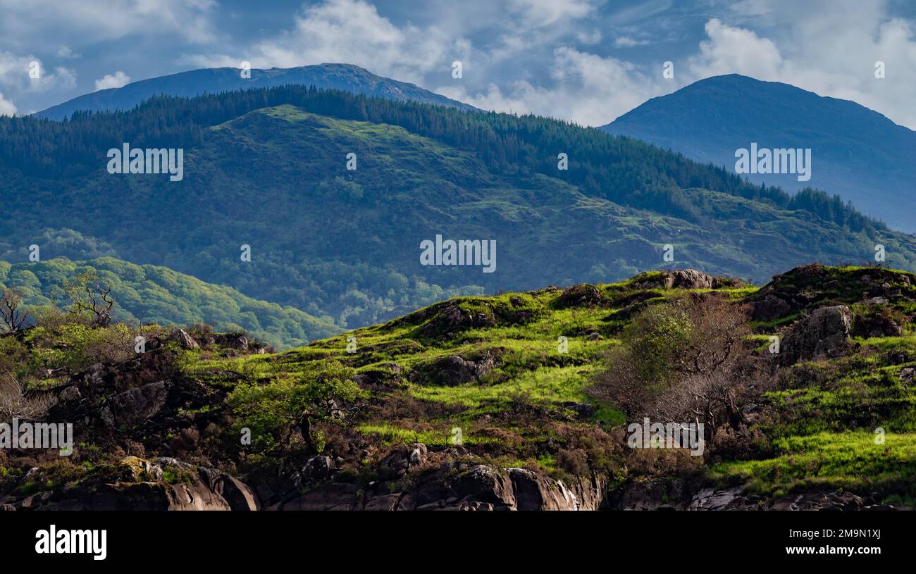 Wolken und grüne Berge mit Seen, atemberaubende Natur Irlands im Killarney National Park, Ring of Kerry, in der Nähe der Stadt Killarney, County Kerry Stockfoto