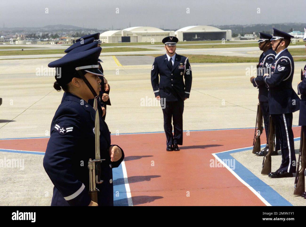 Die US-Luftwaffe (USAF) ehrt Wachen auf einem roten Teppich als Vorbereitung auf die Ankunft des US-Navy-Admirals (ADM) Thomas B. Fargo, Befehlshaber des US-Pazifikkommandos (USPACOM), während eines Befehls- und Militärbesuchs auf dem Luftwaffenstützpunkt Kadena (ab), Okinawa, Japan. Basis: Luftwaffenstützpunkt Kadena Staat: Okinawa Land: Japan (JPN) Stockfoto