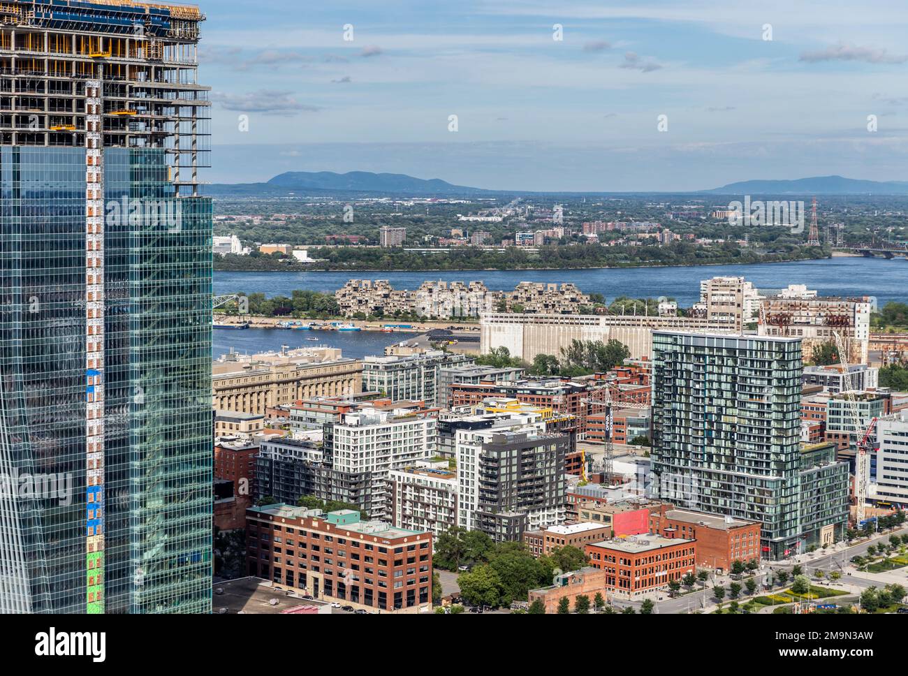 Ein Luftblick auf Montreal mit Habitat 67 und der South Shore in der Ferne. Quebec, Kanada Stockfoto