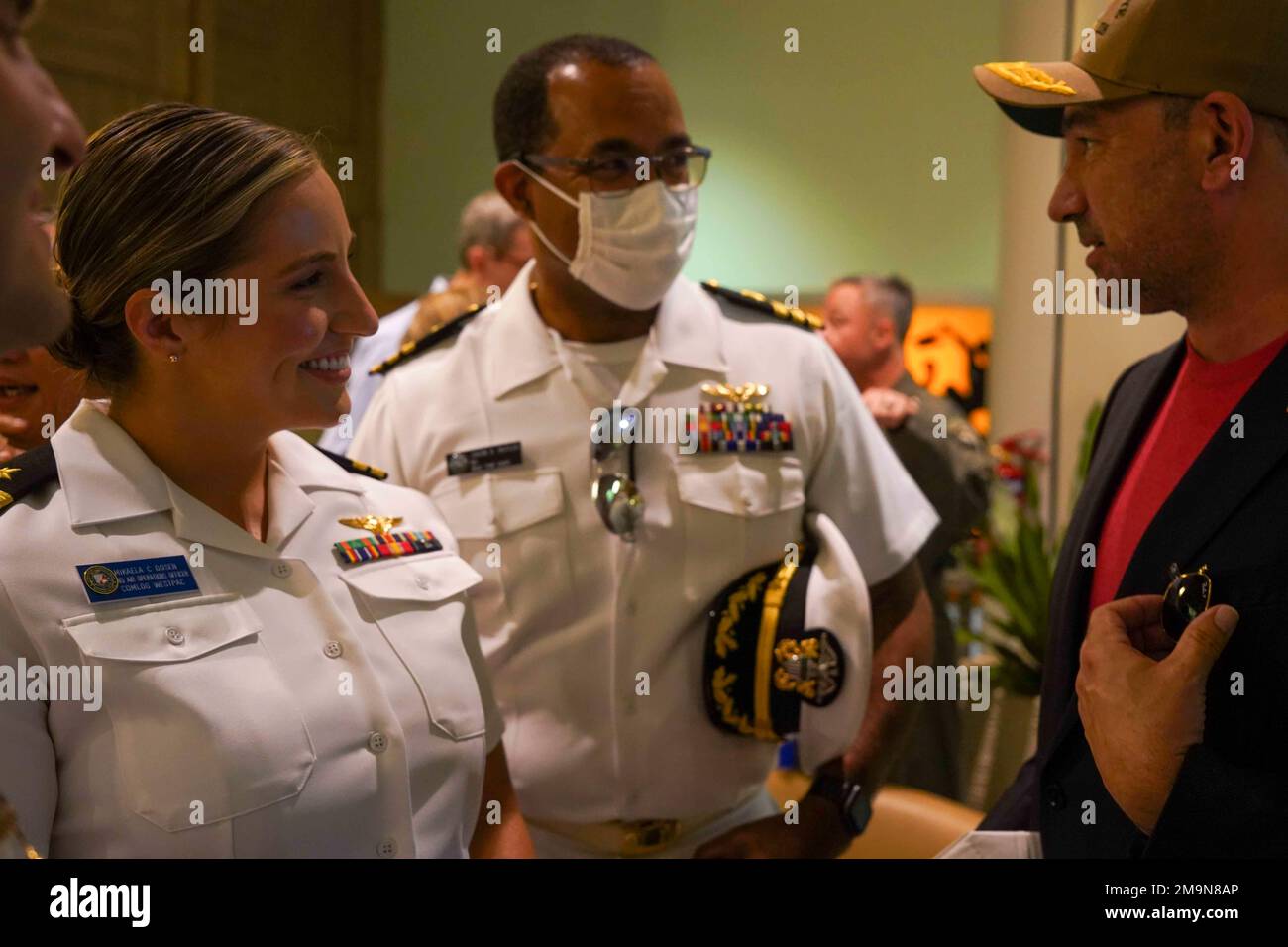 220521-N-JC800-0025 SINGAPUR (20. Mai 2022) - (von links) LT. Mikaela Dosen, eine US-amerikanische Marineflieger zugewiesen zu Befehlshaber, Logistics Group Western Pacific/Task Force 73 (COMLOG WESTPAC/CTF73) und Commander. Jason Butler, ein US-amerikanischer Ein dem militärischen Sealift-Kommando Far East (MSC FE) zugeteilter Navy-Pilot verbringt Zeit mit Botschafter Jonathan Kaplan, dem US-amerikanischen Botschafter Vertreter der Republik Singapur, während einer Veranstaltung auf dem roten Teppich für den Premier von Top Gun, Maverick in den Shaw Theaters. Stockfoto