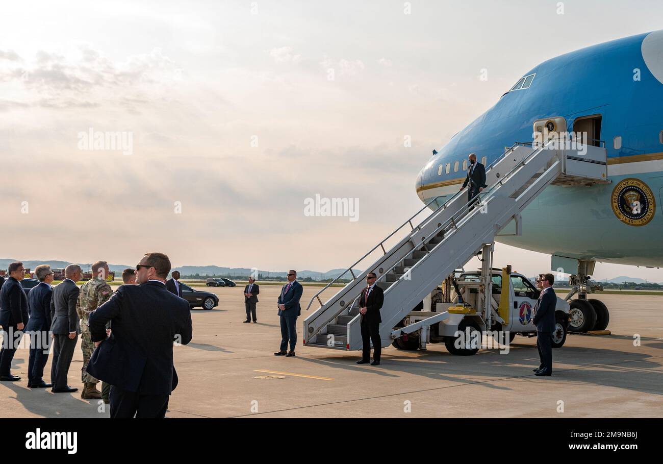 US-Präsident Joe Biden trifft am 20. Mai 2022 auf dem Luftwaffenstützpunkt Osan in der Republik Korea ein. Ziel der Reise war es, die Beziehungen zwischen den Regierungen, Volkswirtschaften und Menschen der USA und der Republik Korea weiter zu stärken. Stockfoto