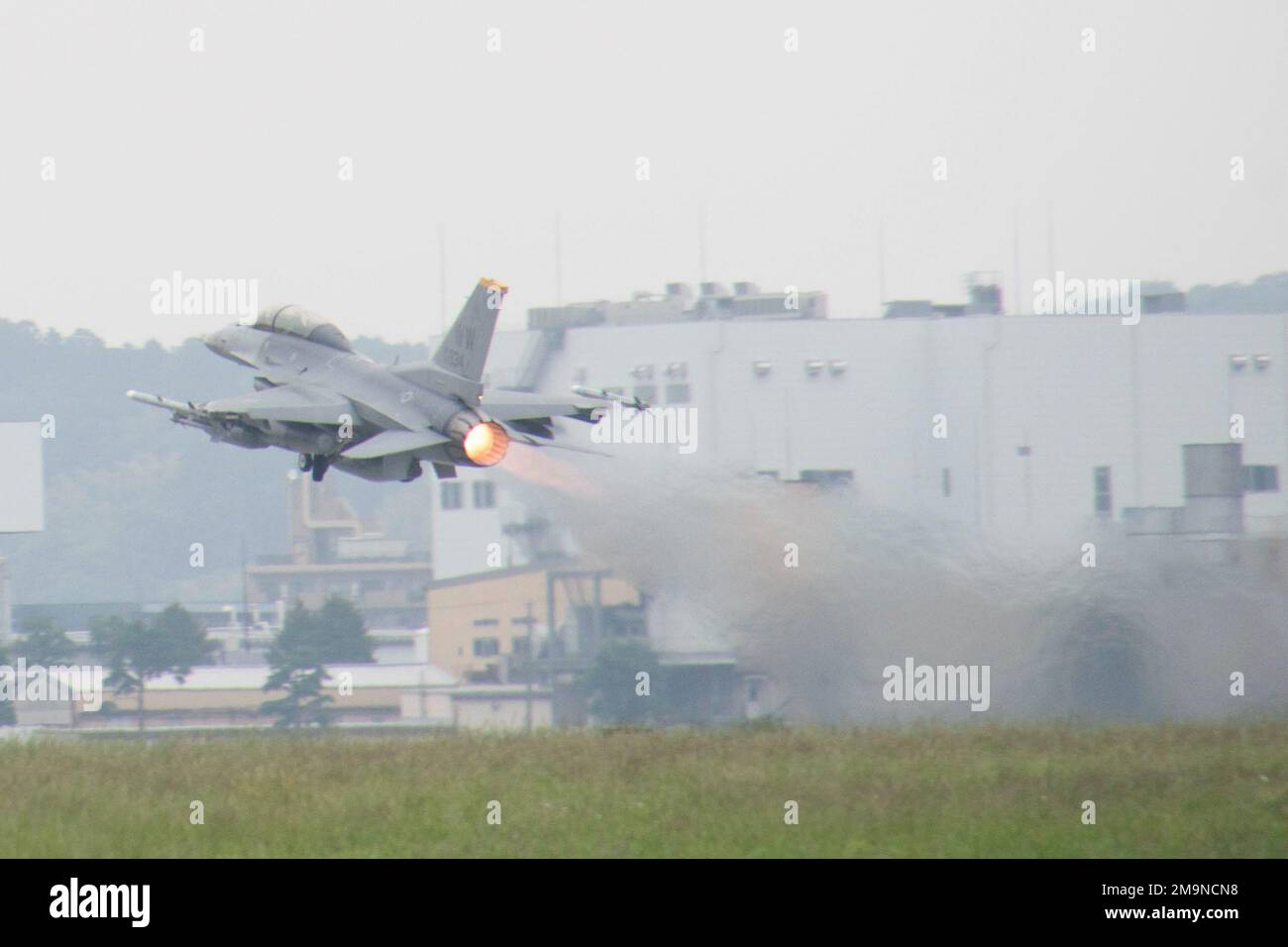 Ein F-16 Fighting Falcon Demonstrationsteam vom Misawa Air Base, Japan, startet beim Friendship Festival 2022 auf dem Yokota Air Base, Japan, am 21. Mai. Das zweitägige Festival bot Besuchern die Gelegenheit, mehr über die bilaterale Partnerschaft zwischen den USA und Japan zu erfahren und gleichzeitig die Bindungen zwischen Yokota und den lokalen Gemeinschaften zu stärken. Yokota konnte die Veranstaltung mit Unterstützung der Japane Self-Defense Force, der Schwesterdienste und der örtlichen Gemeinde ausrichten. Stockfoto