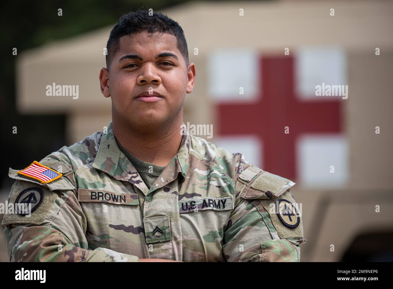 USA Marlon Brown, ein Kampfarzt, steht für ein Porträt auf Joint Base McGuire-Dix-Lakehurst, New Jersey, 20. Mai 2022. Stockfoto
