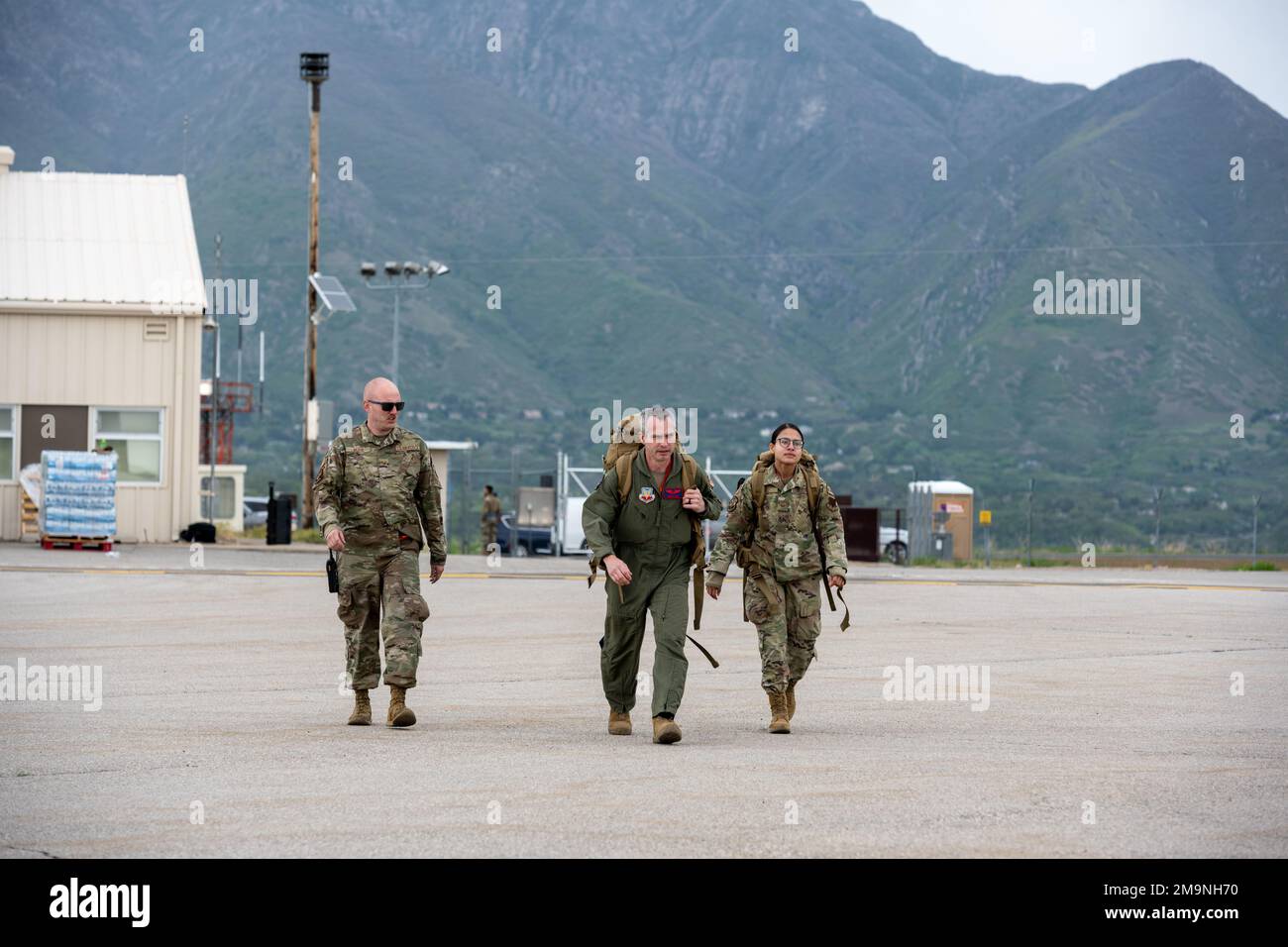 Medizinisches Personal der 366. Medical Group, Mountain Home Air Force Base, Idaho, leistet medizinische Hilfe nach einer simulierten Kopfwunde an der Fluglinie während der Übung Raging Gunfighter 22-2 am Hill Air Force Base, Idaho, 19. Mai 2022. Raging Gunfighter stellt sicher, dass die Truppe in der Lage ist, schnell Logistik und Kommunikation in den Führungs- und Kontrollpunkt des Theaters einzubetten, zu etablieren, Nachfolgetruppen aufzunehmen, die Mission weiter zu generieren und Kampfmacht in der Luft, im Weltraum und im Cyberraum zu projizieren. Stockfoto