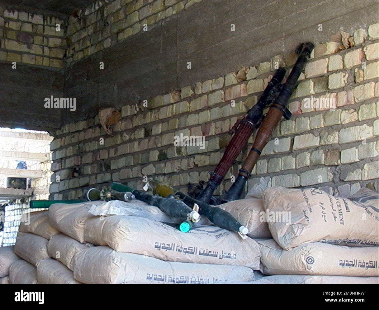 Zwei irakische RPG-7 Tragbare Raketenwerfer gehören zu den feindlichen Waffen, die in einer Hochburg der irakischen Republikanischen Garde in einem nördlichen Vorort von Bagdad aufgetrieben wurden, nachdem das Personal des US Marine Corps (USMC), das der Headquarters Company, Regimental Combat Team 5 (RCT-5), zugewiesen war, das Gebiet in der vorherigen Nacht gesichert hatte. (Unterdurchschnittliches Bild). Operation/Serie: IRAKISCHE FREIHEITSBASIS: Bagdad Land: Irak (IRQ) Stockfoto