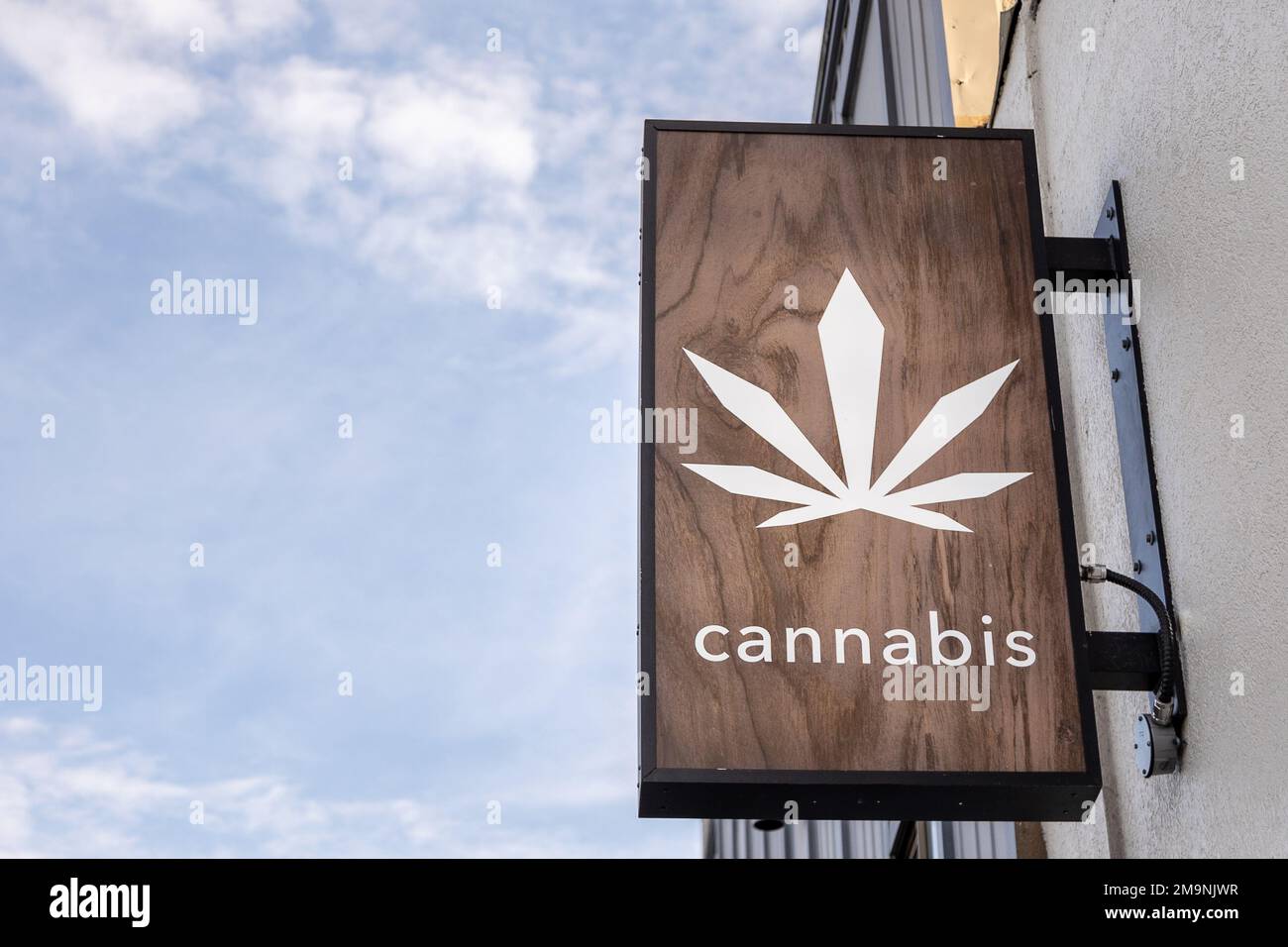 Cannabis-Dispensary-Schild, Marihuana-Blatt, Logo, legales Marihuana, Geschäft. Stockfoto