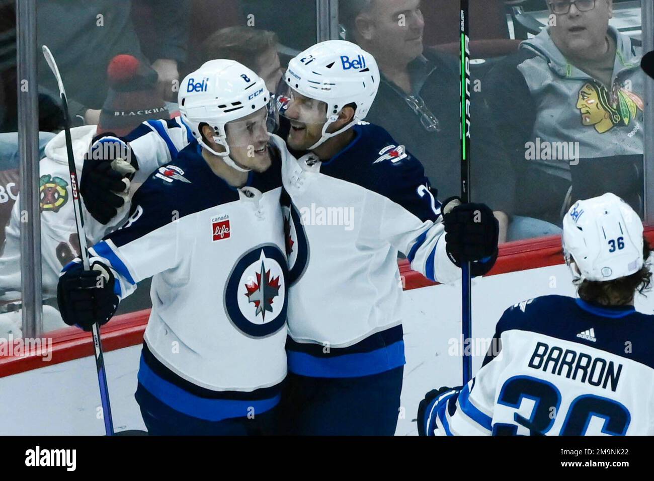 Winnipeg Jets right wing Saku Maenalanen (8) celebrates with center Dominic Toninato after Maenalanen scored a goal against the Chicago Blackhawks during the second period of an NHL hockey game, Sunday, Nov. 27, 2022, in Chicago. (AP Photo/Matt Marton) Stockfoto