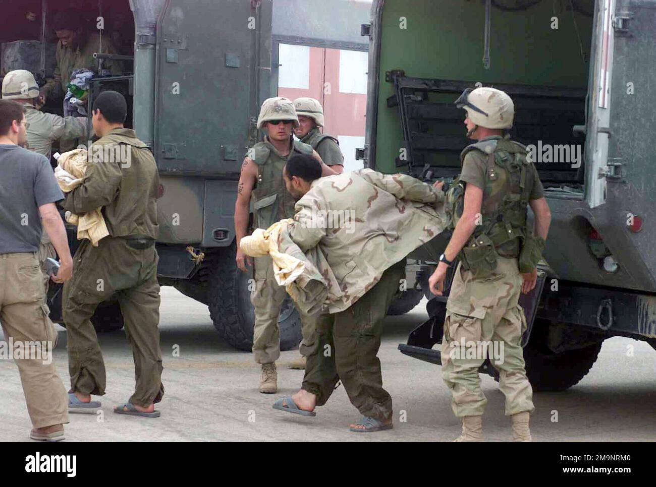 US Army (USA) Specialists (SPC) Edgar Hernandez und USA SPC Joseph Hudson, die beide dem 507. Wartungsbataillon zugewiesen sind, verlassen einen M997A2 Krankenwagen am Logistikstützpunkt Chesty, 65 Meilen südlich von Bagdad, Irak. SPC Hernandez und Hudson sind zwei von sieben amerikanischen Kriegsgefangenen, die während der Operation IRAKISCHE FREIHEIT sicher vom US Marine Corps (USMC) 3. Aufklärungszug mit leichter Panzerung, 1. Marine Expeditionstruppe wiedergefunden wurden. Betreff Operation/Serie: IRAKISCHE FREIHEITSBASIS: Logistisches Unterstützungsgebiet Chesty Country: Irak (IRQ) Stockfoto