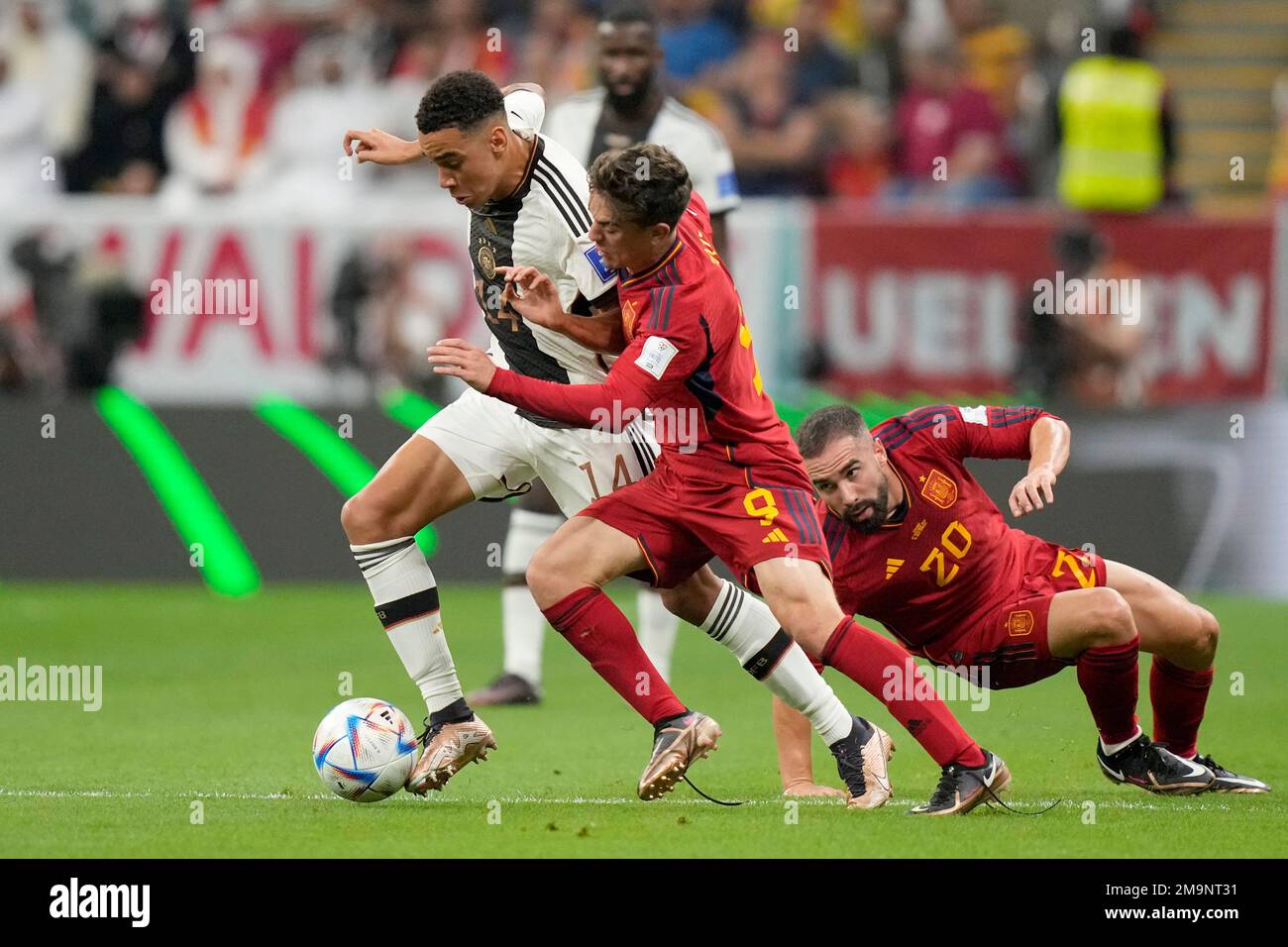 Spain's Gavi vies for the ball with Germany's Jamal Musiala, left, during the World Cup group E soccer match between Spain and Germany, at the Al Bayt Stadium in Al Khor , Qatar, Sunday, Nov. 27, 2022. (AP Photo/Matthias Schrader) Stockfoto