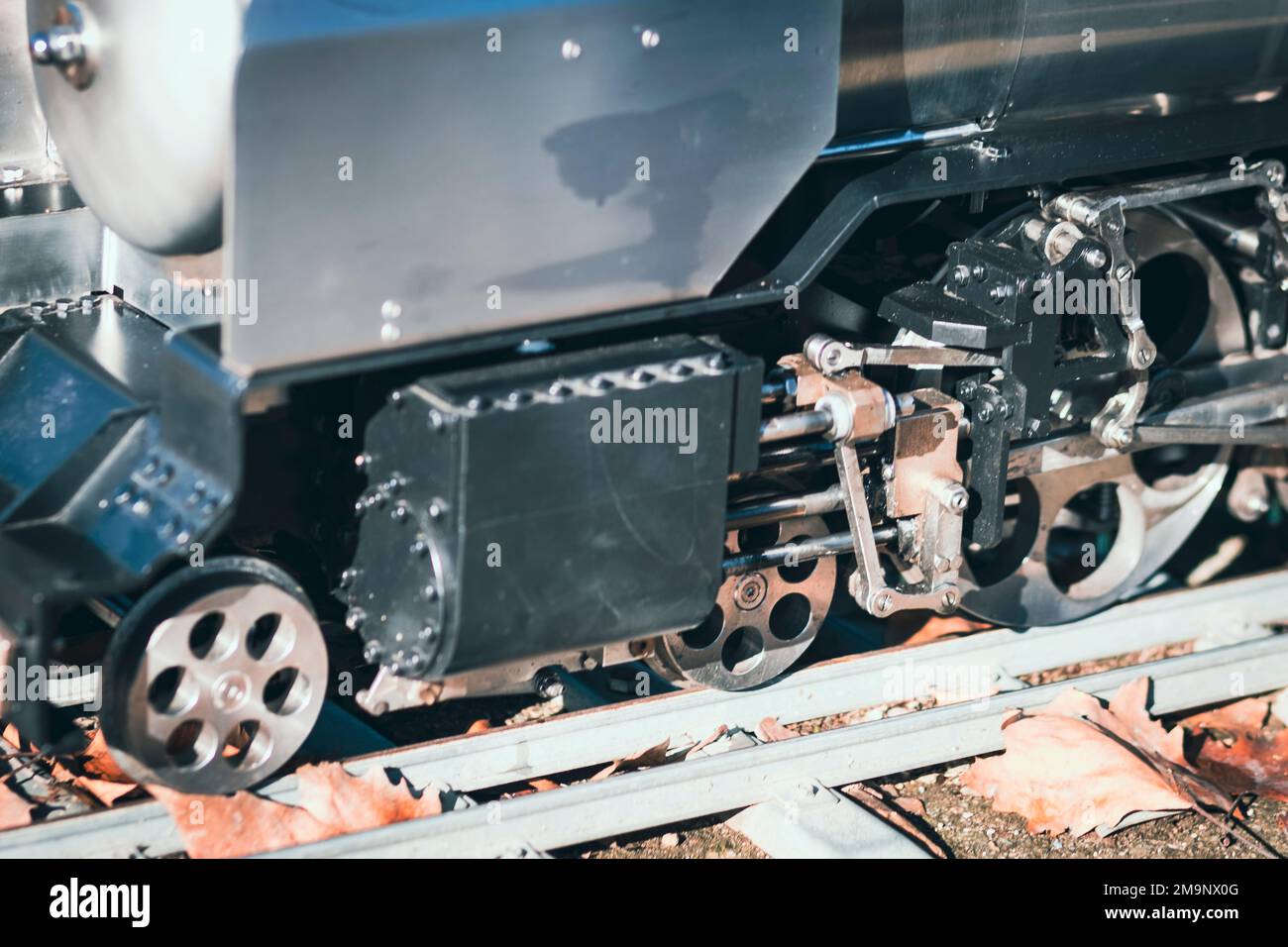 Eisendampfbahn aus nächster Nähe noch auf einer Eisenbahn von einem hohen Blickwinkel aus Stockfoto