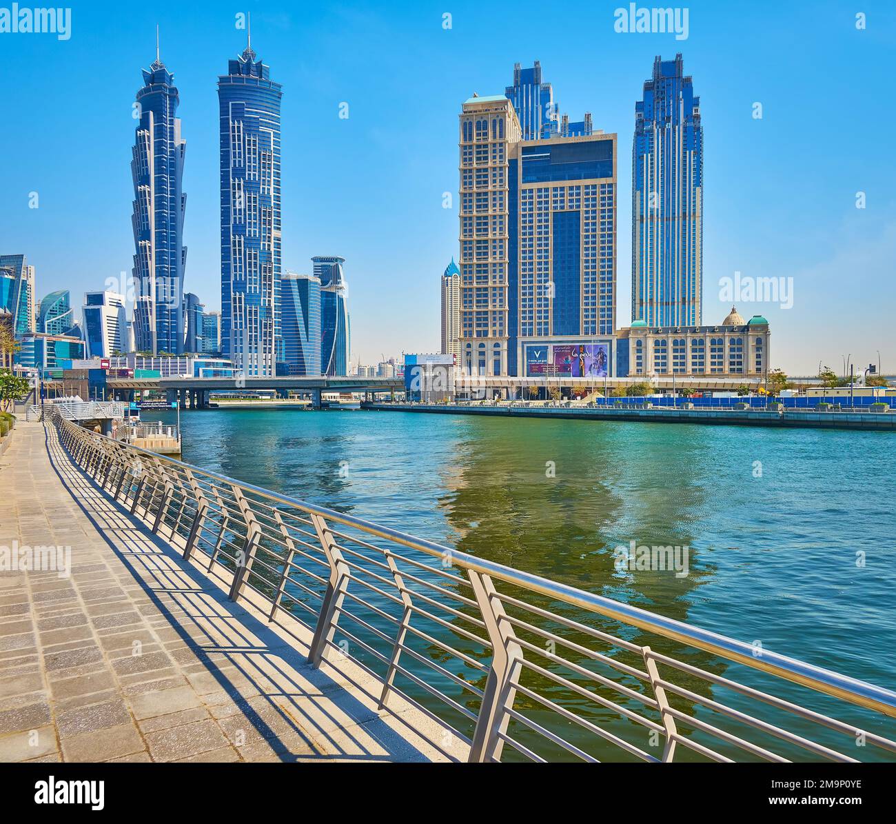 DUBAI, Vereinigte Arabische Emirate - 6. MÄRZ 2020: Dubai Water Canal mit modernen Glas JW Marriot Marquis und Al Habtoor City Gebäuden hinter der Dubai Waterfall Bridge, auf Mar Stockfoto