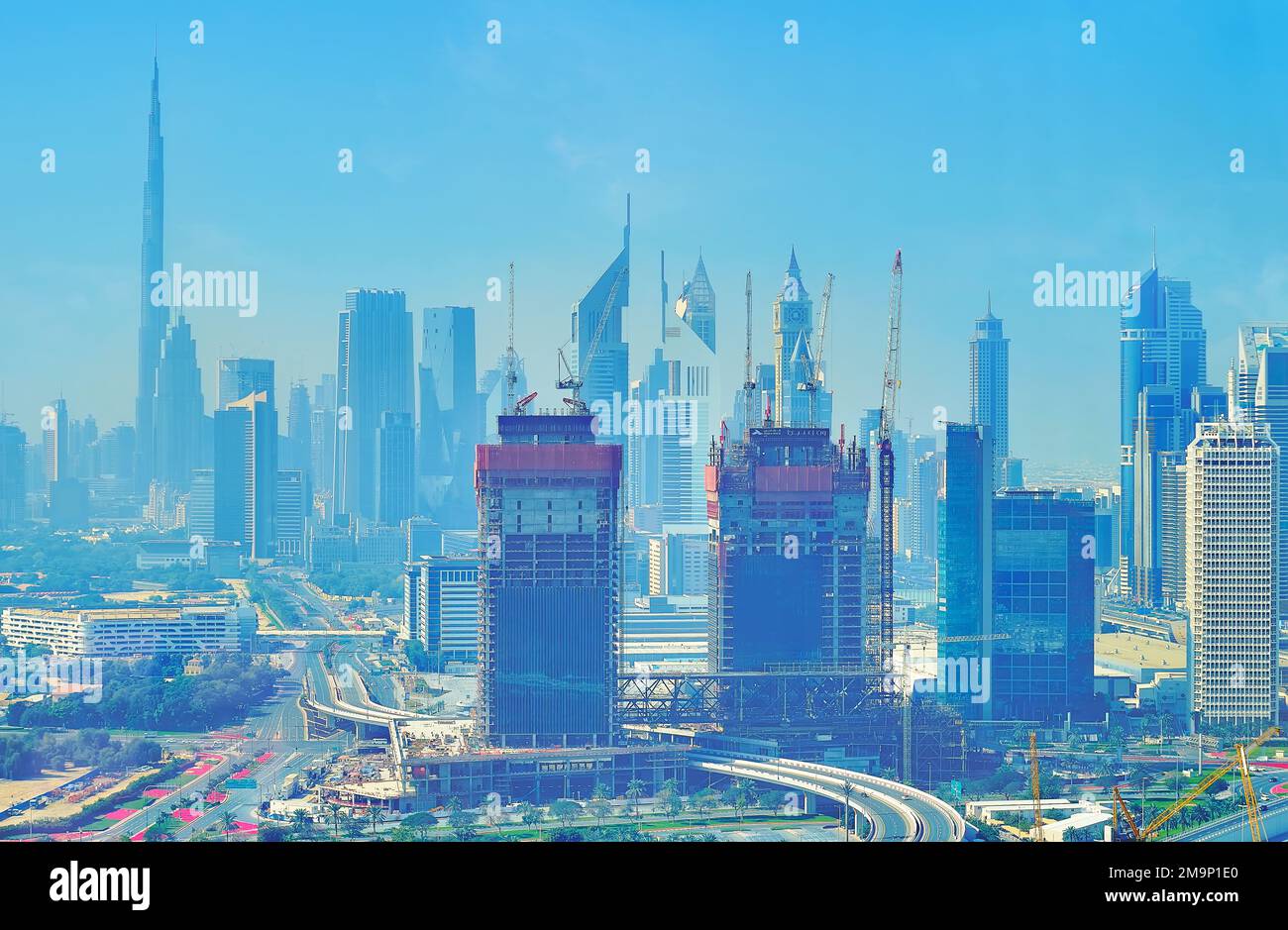 DUBAI, Vereinigte Arabische Emirate - 6. MÄRZ 2020: Die trübe morgendliche Skyline von Dubai Downtown mit Burj Khalifa, Jumeirah Emirates Towers, Dubai World Trade Centre und anderen Stockfoto